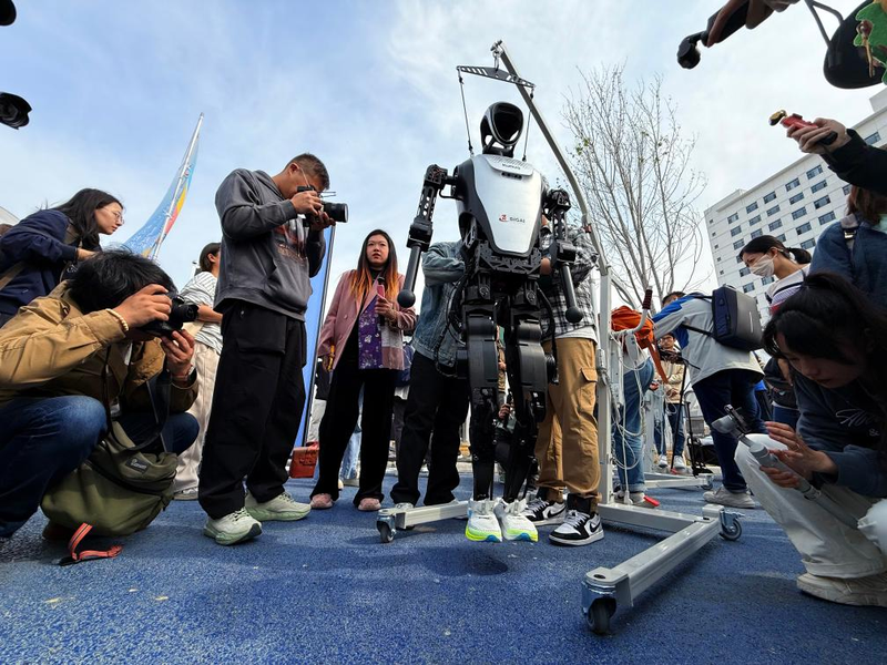 Humans_and_Humanoid_Robots_to_Compete_in_Historic_Beijing_Half_Marathon