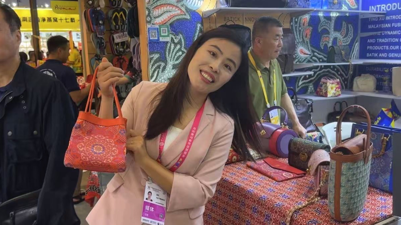 Malaysia_Showcases_Cultural_Innovation_at_Hainan_Expo__Eyes_China_Market_Growth video poster