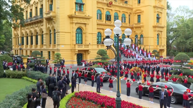 President_Xi_Jinping_Receives_Official_Welcome_in_Vietnam_During_State_Visit video poster