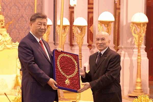 Xi Jinping Awarded Cambodian Medal During State Visit to Phnom Penh Xi_Jinping_Awarded_Cambodian_Medal_During_State_Visit_to_Phnom_Penh video poster