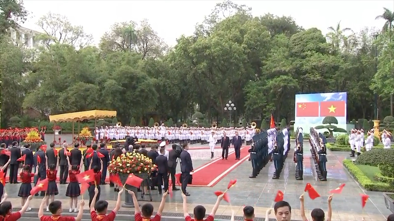 Xi Jinping Inspects Vietnamese Honor Guard During Key Vietnam Visit Xi_Jinping_Inspects_Vietnamese_Honor_Guard_During_Key_Vietnam_Visit video poster