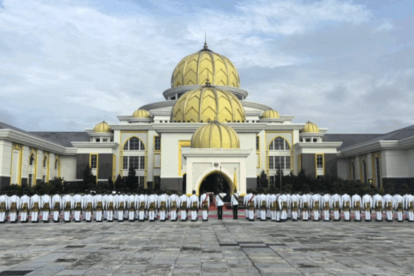 Xi_Jinping_Welcomed_by_Malaysia_s_King_in_Kuala_Lumpur_Ceremony