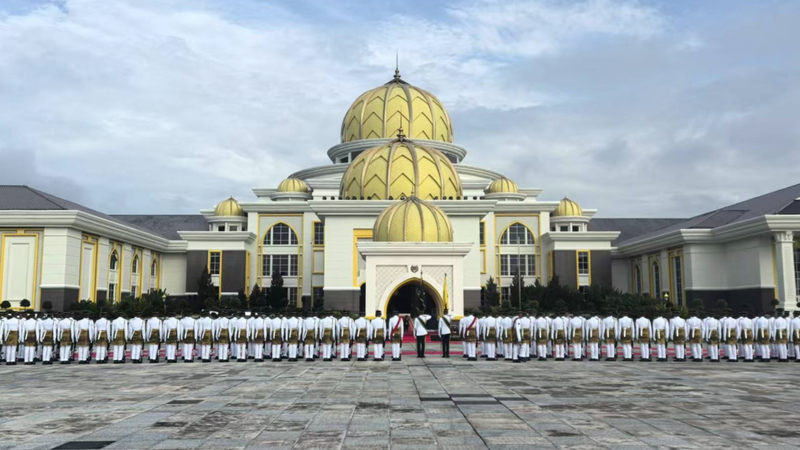 Xi_Jinping_Welcomed_by_Malaysia_s_King_in_Kuala_Lumpur_Ceremony
