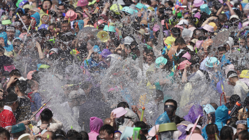 Xishuangbanna_Celebrates_Water_Splashing_Festival_with_Cultural_Splendor