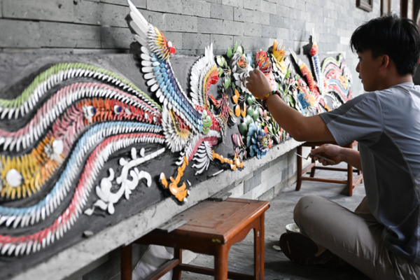 Young Artisan Revives Chaozhou Porcelain Inlay for Modern Era Young_Artisan_Revives_Chaozhou_Porcelain_Inlay_for_Modern_Era