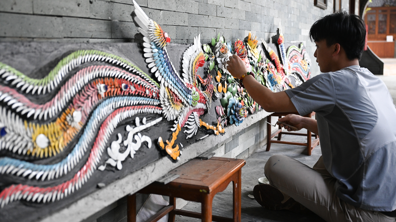 Young_Artisan_Revives_Chaozhou_Porcelain_Inlay_for_Modern_Era - Khabar Asia Young_Artisan_Revives_Chaozhou_Porcelain_Inlay_for_Modern_Era