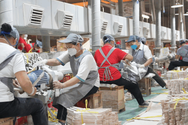 China’s ‘Hanger Capital’ Lipu Thrives Despite Trade Challenges China’s ‘Hanger Capital’ Lipu Thrives Despite Trade Challenges