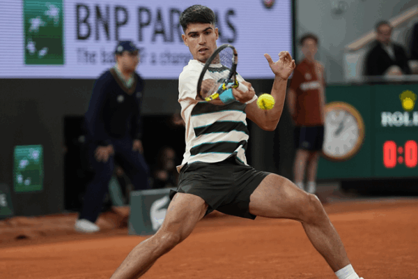 Alcaraz Overcomes Mid-Match Struggle to Advance at French Open Alcaraz_Overcomes_Mid_Match_Struggle_to_Advance_at_French_Open