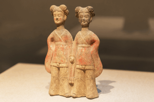 Ancient Figurine Sparks Hanfu Revival at Luoyang Museum Ancient_Figurine_Sparks_Hanfu_Revival_at_Luoyang_Museum