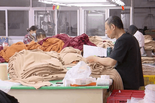 Chinese Exporters Accelerate Production Amid U.S.-China Tariff Relief Chinese_Exporters_Accelerate_Production_Amid_U_S__China_Tariff_Relief video poster