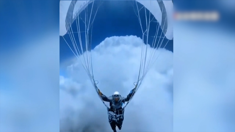 Chinese Paraglider Survives Rare ‘Cloud Suck’ Phenomenon at 8,598 Meters Chinese_Paraglider_Survives_Rare__Cloud_Suck__Phenomenon_at_8_598_Meters