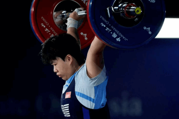 Historic Feats: Chinese Lifters Shatter World Records at Asian Championships Historic_Feats__Chinese_Lifters_Shatter_World_Records_at_Asian_Championships