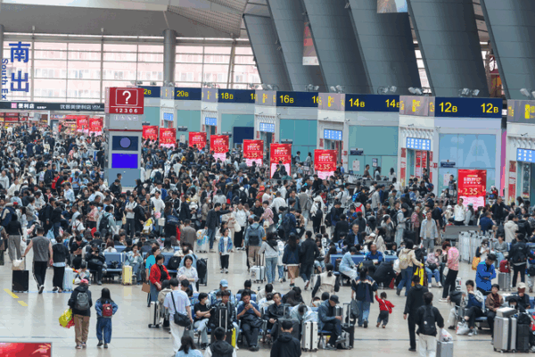 May Day Sparks Record Travel Surge in China May_Day_Sparks_Record_Travel_Surge_in_China