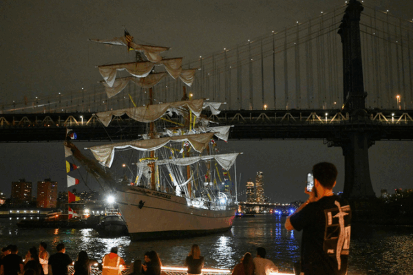 Mexican Navy Training Ship Collides with Brooklyn Bridge, 2 Dead Mexican_Navy_Training_Ship_Collides_with_Brooklyn_Bridge__2_Dead