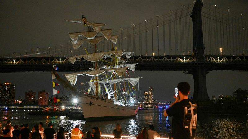 Mexican_Navy_Training_Ship_Collides_with_Brooklyn_Bridge__2_Dead