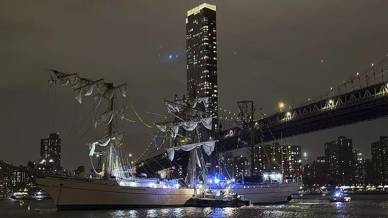 Mexican_Navy_Vessel_Collides_with_Brooklyn_Bridge_During_NYC_Tour video poster
