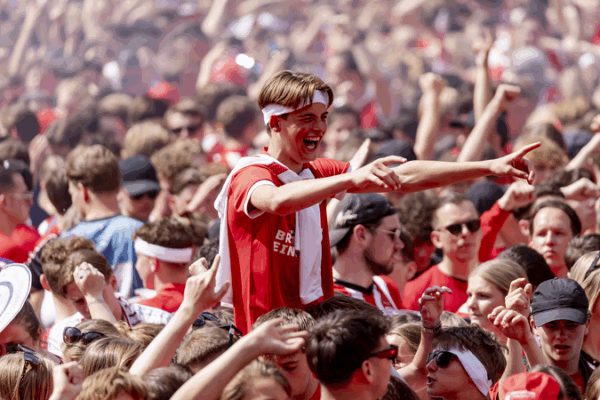 PSV Eindhoven Clinches 26th Eredivisie Title in Dramatic Season Finale PSV_Eindhoven_Clinches_26th_Eredivisie_Title_in_Dramatic_Season_Finale