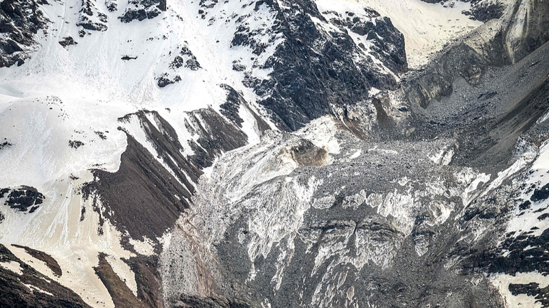 Swiss_Village_Buried_by_Glacier_Debris_Sparks_Climate_Concerns - Khabar Asia Swiss_Village_Buried_by_Glacier_Debris_Sparks_Climate_Concerns