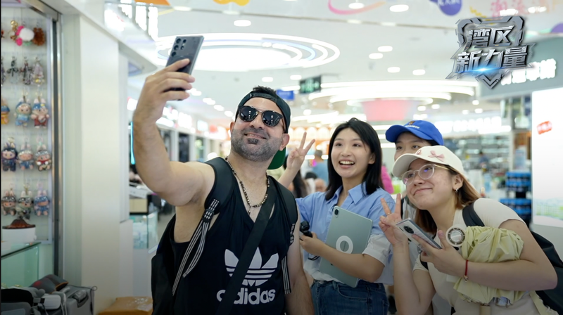 Foreigners Flock to Shenzhen: What’s Filling Their Suitcases? Foreigners Flock to Shenzhen: What’s Filling Their Suitcases? video poster