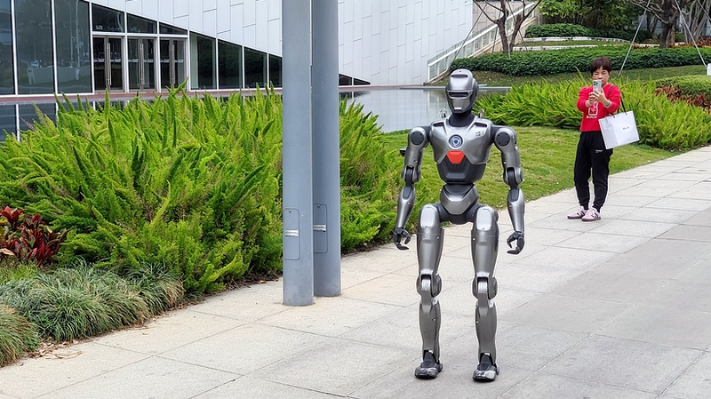 China_s_EngineAI_Pioneers_Humanoid_Robot_Walking_Tech - Khabar Asia China_s_EngineAI_Pioneers_Humanoid_Robot_Walking_Tech
