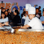 Giant_Hot_Pot_Steals_Spotlight_at_Hubei_Gourmet_Festival