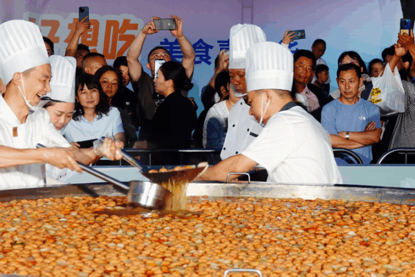 Giant Hot Pot Steals Spotlight at Hubei Gourmet Festival Giant_Hot_Pot_Steals_Spotlight_at_Hubei_Gourmet_Festival