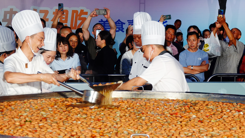 Giant_Hot_Pot_Steals_Spotlight_at_Hubei_Gourmet_Festival