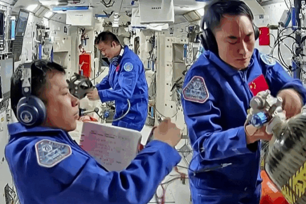 Hungarian Students Engage with Chinese Astronauts in Historic Space Dialogue Hungarian_Students_Engage_with_Chinese_Astronauts_in_Historic_Space_Dialogue