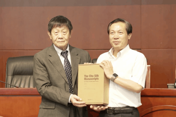 Scholar’s Quest: Reuniting Ancient Silk Texts with China Scholar_s_Quest__Reuniting_Ancient_Silk_Texts_with_China video poster