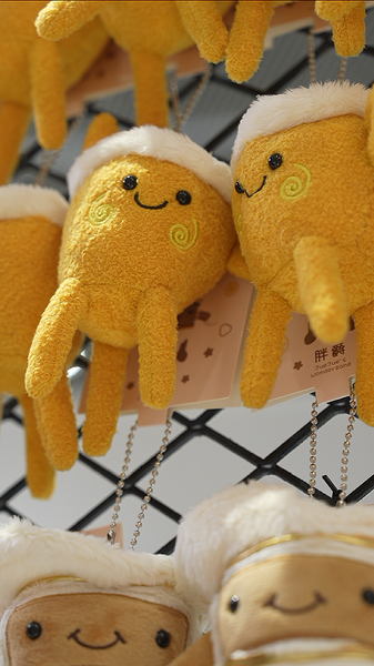 Shanghai_Film_Festival_Offers_Fans_a_Chance_to_Take_Home_Golden_Goblet_Plushies_poster - Khabar Asia Shanghai_Film_Festival_Offers_Fans_a_Chance_to_Take_Home_Golden_Goblet_Plushies video poster