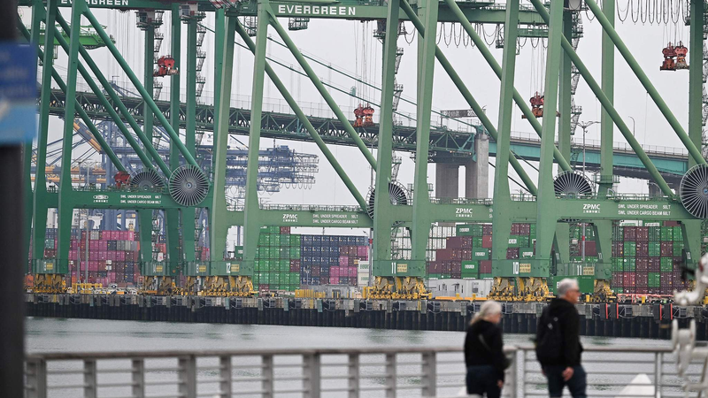 US Economy Faces Triple Threat: Tariffs, Inflation, and Geopolitical Risks US_Economy_Faces_Triple_Threat__Tariffs__Inflation__and_Geopolitical_Risks