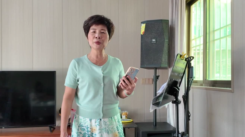 Aunty_Ru__60_Year_Old_Chinese_Singer_Inspires_Millions_with_Viral_English_Covers_poster - Khabar Asia Aunty_Ru__60_Year_Old_Chinese_Singer_Inspires_Millions_with_Viral_English_Covers video poster