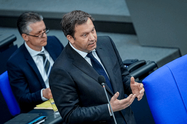 EU Prepares Countermeasures as US Tariff Deadline Looms EU_Prepares_Countermeasures_as_US_Tariff_Deadline_Looms