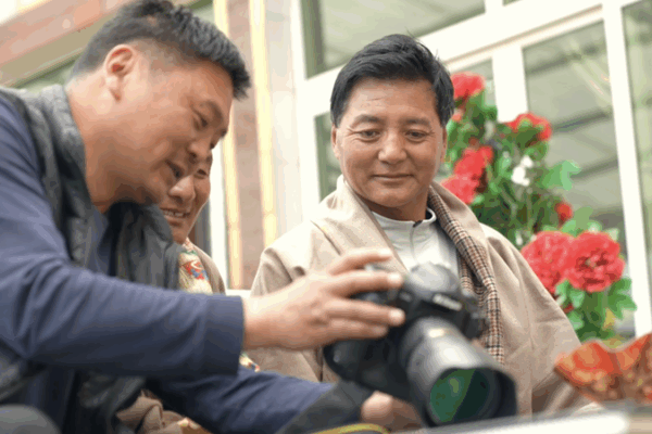 Grassland Portraits: How a Party Member Connects Remote Herders in Southwest China Grassland_Portraits__How_a_Party_Member_Connects_Remote_Herders_in_Southwest_China video poster