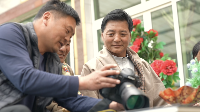 Grassland_Portraits__How_a_Party_Member_Connects_Remote_Herders_in_Southwest_China_poster - Khabar Asia Grassland_Portraits__How_a_Party_Member_Connects_Remote_Herders_in_Southwest_China video poster
