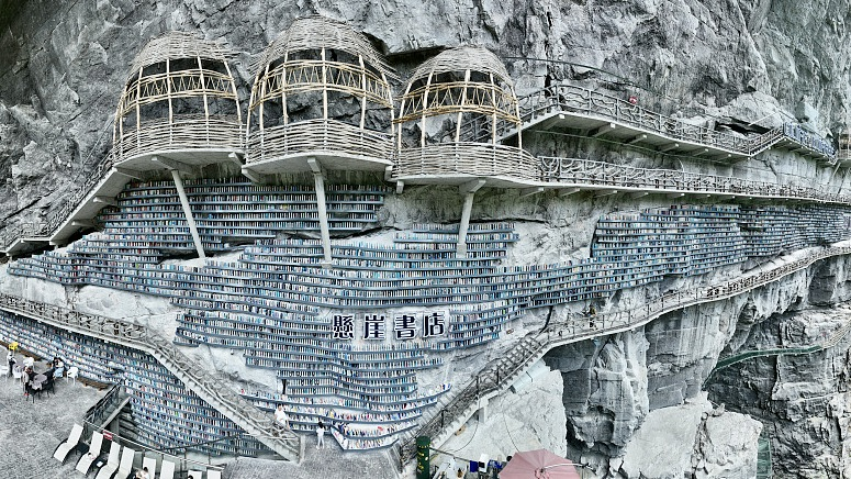 Guangxi_s_Cliffside_Bookstore_Blends_Nature_and_Culture_in_Sinkhole_Marvel - Khabar Asia Guangxi_s_Cliffside_Bookstore_Blends_Nature_and_Culture_in_Sinkhole_Marvel