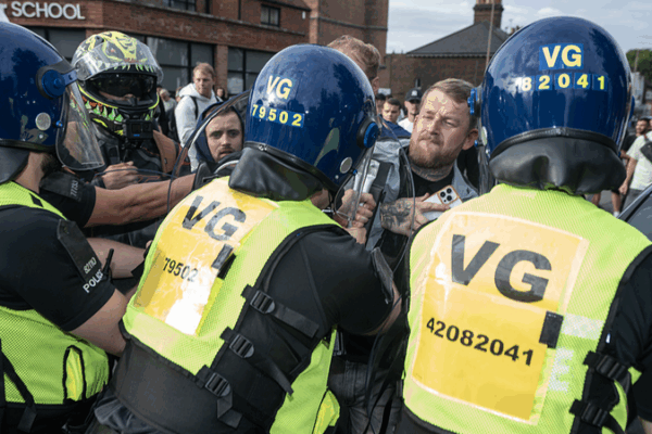 London Migrant Housing Protests Turn Violent Amid Rising Tensions London_Migrant_Housing_Protests_Turn_Violent_Amid_Rising_Tensions