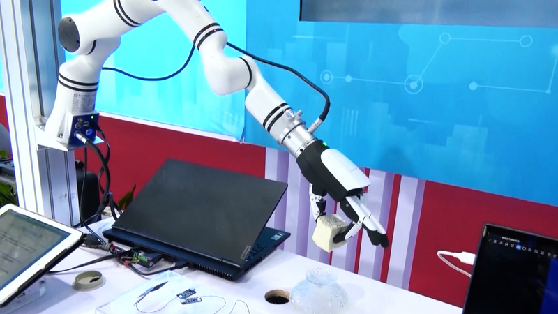 VKK64Y5CFHYVSCWKZJAE - Khabar Asia China’s Humanoid Robots Steal Spotlight at Beijing Expo video poster