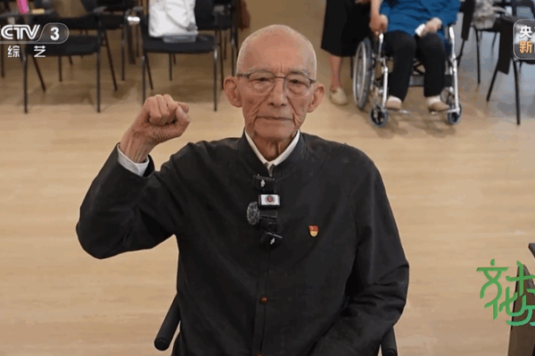 Xi Jinping Honors 92-Year-Old Actor’s CPC Membership Xi_Jinping_Honors_92_Year_Old_Actor_s_CPC_Membership