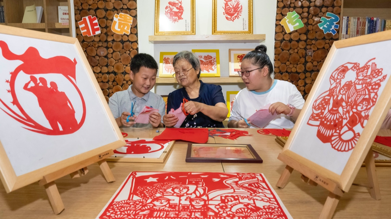 Anhui_Paper_Cutting_Workshop_Celebrates_Army_Day_Spirit_with_Youth