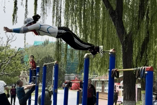 Beijing Retiree’s Gravity-Defying Workout Inspires Fitness Movement Beijing_Retiree_s_Gravity_Defying_Workout_Inspires_Fitness_Movement video poster