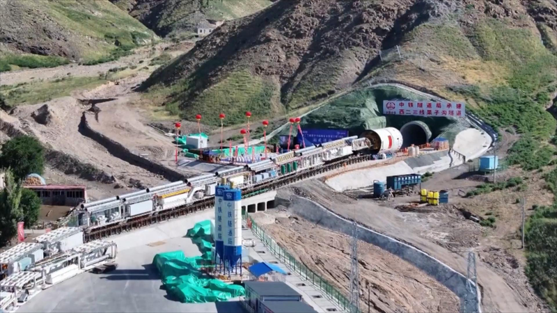 China_s_West_to_East_Gas_Project_Achieves_Major_Milestone_with_Xinjiang_Tunnel_Completion - Khabar Asia China_s_West_to_East_Gas_Project_Achieves_Major_Milestone_with_Xinjiang_Tunnel_Completion