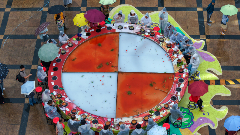 Giant_Hot_Pot_Steals_Spotlight_at_Guiyang_Summer_Food_Festival