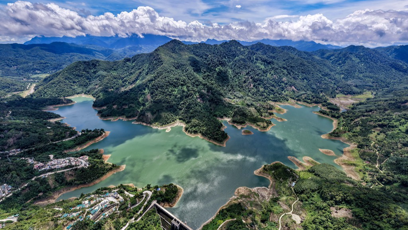 Hainan_s_Wuzhishan_Reservoir_Shines_as_Summer_Ecological_Gem