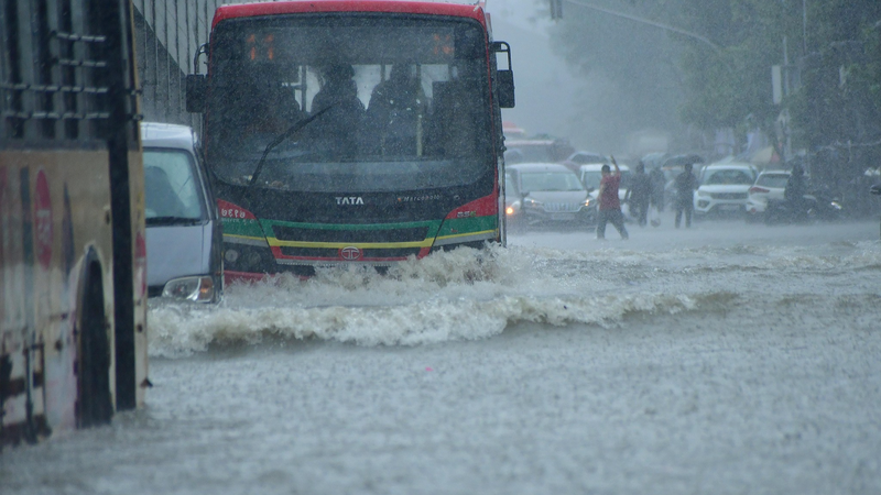 Mumbai Grinds to Halt as Torrential Rains Trigger Red Alert Mumbai_Grinds_to_Halt_as_Torrential_Rains_Trigger_Red_Alert