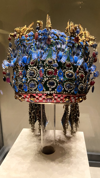 Phoenix_Coronet_Captivates_Crowds_at_Beijing_s_National_Museum video poster