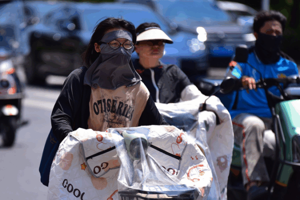 China’s Sanfu Ends, But Scorching Heat Persists Nationwide China’s Sanfu Ends, But Scorching Heat Persists Nationwide
