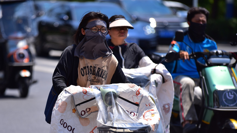 China’s Sanfu Ends, But Scorching Heat Persists Nationwide