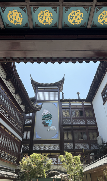 Shanghai_s_Yuyuan_Market__Where_History_Meets_Modern_Buzz_poster - Khabar Asia Shanghai_s_Yuyuan_Market__Where_History_Meets_Modern_Buzz video poster