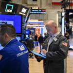 US_Stocks_Dip_as_Trump_s_Tariff_Deadline_Looms - Khabar Asia US_Stocks_Dip_as_Trump_s_Tariff_Deadline_Looms